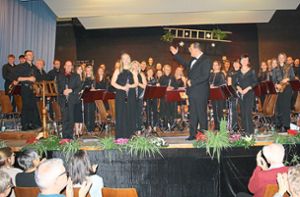 Nach dem Konzert wurden die Musiker der Harmonie Steinach zusammen mit ihrem Dirigenten vom Publikum gefeiert. Foto: Störr