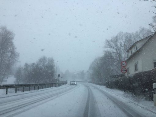 Der Schnee erschwert das Vorankommen im Straßenverkehr, wie hier in Oberndorf-Lindenhof. Foto: (nil)