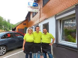 Geschäftsführer Felix Kaltenbach (Mitte) mit seinen Eltern Annette und Gerd – sie freuen sich auf ihre neue Aufgabe beim S’Felix in Nußbach, das am Samstag öffnet.  Foto: Dold Foto: Schwarzwälder-Bote
