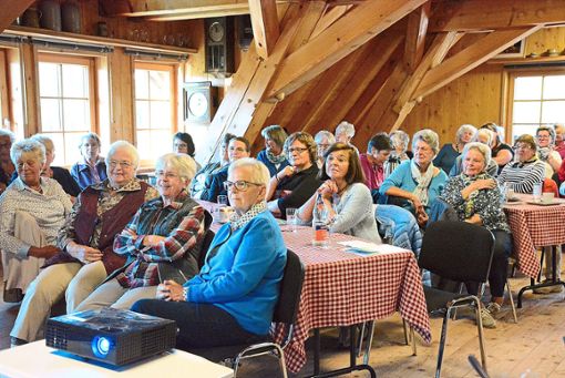 Mit großem Interesse verfolgen die Besucherinnen   den Vortrag von  Isabel Stosius im Reinertonishof. Foto: Schwarzwälder Bote