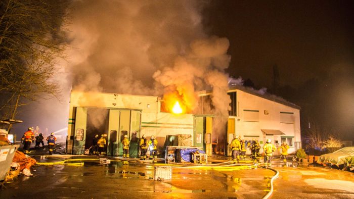 Lagerhalle geht in Flammen auf