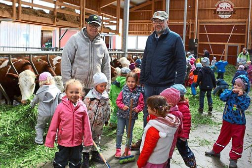 Die Kinder aus Freudenstadt  wurden in Kälberbronn  durch den großen Kuhstall der Familie Ziefle  geführt.  Foto: Kindergarten Foto: Schwarzwälder Bote