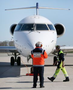 Das Flugzeug ist bei Urlaubern nach wie vor ein beliebtes Transportmittel.   Foto: Wüstneck Foto: Schwarzwälder-Bote