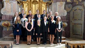 16 Jugendliche feiern mit Pfarrerin Esther Kuhn-Luz Konfirmation. Foto: Heizmann Foto: Schwarzwälder-Bote