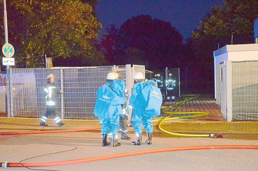 Unter schwerem Atemschutz betraten Feuerwehrmänner das Kehler Freibad nach dem Chlorgas-Alarm.  Foto: Stadt Kehl