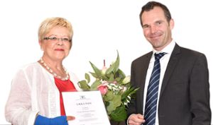 Schulrat Jan Schneemann überreichte Ursula Rottweiler-Ringel eine Urkunde als Dank für ihr Engagement. Foto: Siegmeier Foto: Schwarzwälder Bote