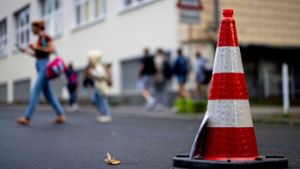 Um den Elterntaxis etwas entgegenzusetzen, müssen dem Städtetag zufolge individuelle Lösungen her - zum Beispiel temporäre Straßensperrungen. Foto: Christoph Reichwein/dpa