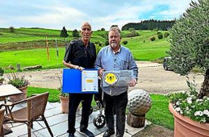 Erich Renz (Geschäftsführer Golfclub Schwaben), rechts,  und Jochen Lottermoser (Mitglied und Biodiversitätsbeauftragter des Golfclubs) sind stolz auf die Auszeichnung. Foto: Golfclub Schwaben