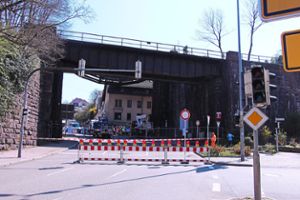 Die Nachricht, dass die Betonbrücke am Adlereck einsturzgefährdet ist, verbreitete sich wie ein Lauffeuer in der Stadt.  Foto: Buck