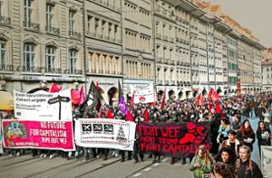Im Vorfeld des internationalen Treffens demonstrierten Kapitalismus-Kritiker in Bern gegen Ausbeutung – und die Teilnahme Trumps am Weltwirtschaftsforum. Foto: AP
