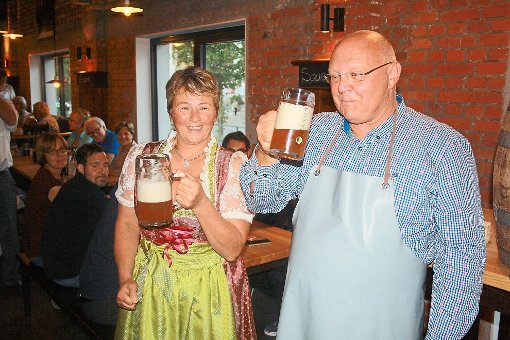 Hoch die Gläser: Franzosen und Deutsche feiern und singen gemeinsam. Foto: Schwarzwälder-Bote