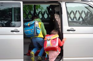 Die Eltern-Taxis sind vor Schule vielen Bürgern ein Dorn im Auge. Foto: Hirschberger Foto: Schwarzwälder Bote