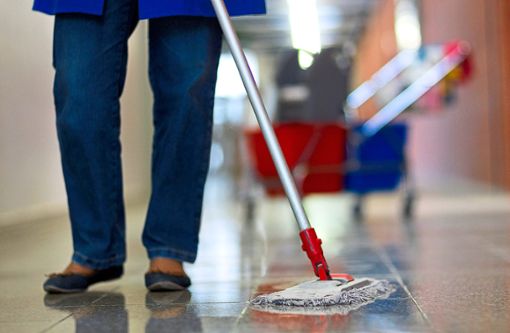 Der Einsatz städtischer Reinigungskräfte hat gegenüber Dienstleistern sowohl Vor- als auch Nachteile. Foto: Büttner Foto: Schwarzwälder Bote