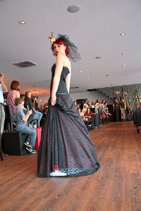 Die sieben Todsünden, hier der Zorn, haben Studierende der Privaten Modeschule Albstadt zu fantasievollen Kreationen inspiriert. Foto: Quinqué Foto: Schwarzwälder-Bote