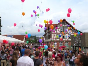 Viele bunte Luftballons stiegen bei der Eröffnung des Festes am Sonntag in den Himmel.Foto: Maute Foto: Schwarzwälder Bote