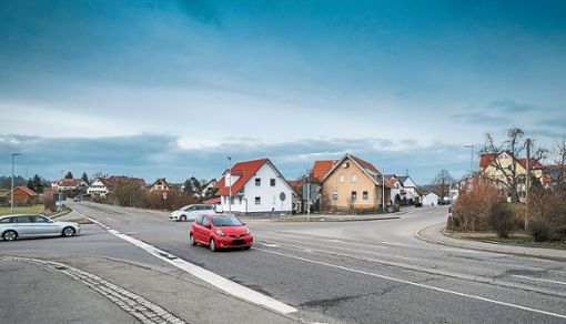 An der Kreuzung zwischen der Landesstraße und der Münklinger Straße in Möttlingen gibt es eine hohe Verkehrsdichte.   Foto: Fritsch