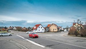 An der Kreuzung zwischen der Landesstraße und der Münklinger Straße in Möttlingen gibt es eine hohe Verkehrsdichte.   Foto: Fritsch