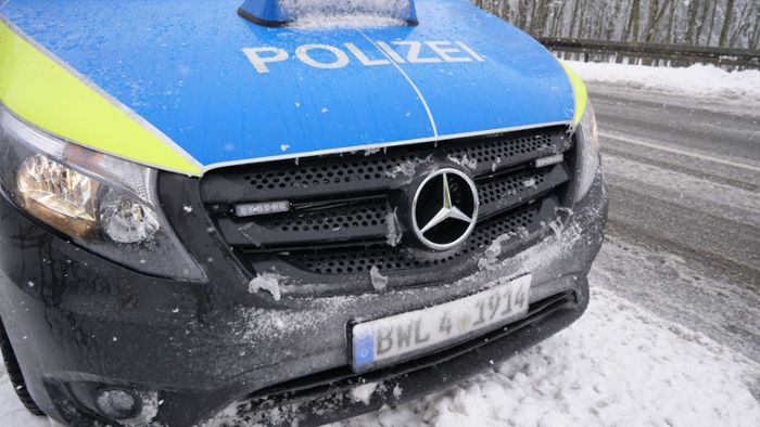 Auto rutscht bei Schneeglätte in Streifenwagen