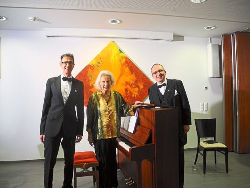Holger Bornschier (links) sang,  begleitet von Helga Becker-Winkler am Klavier, Advents- und Weihnachtslieder. Joachim Herrmann erzählte zwischen den Stücken lustige und besinnliche Geschichten.  Foto: Volaric Foto: Schwarzwälder Bote
