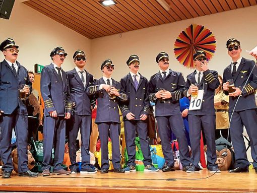 Abgehoben: Die Pilotengruppe hat den Preis beim Salmendinger Maskenball geholt.  Foto: Pfister Foto: Schwarzwälder Bote