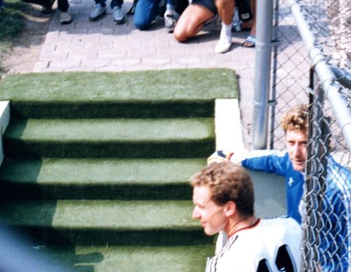 Harald (Toni) Schumacher (rechts) ist eine Torwartlegende und die Nummer 1 im Kasten bei der WM 1986, hier mit Stürmerkollege Karl-Heinz Rummenigge.   Foto: Hellstern-Kraft