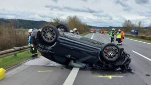 Bei diesem Unfall vor gut einem Jahr hat sich ein Porsche auf der Autobahn bei Deißlingen überschlagen (Archivfoto). Foto: Günther