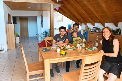 Familie Röber am Esstisch in ihrem Zuhause. Was hier auf den Tisch kommt, sind auch schon mal Jörg Röbers Kochkünste. Foto: Spitz