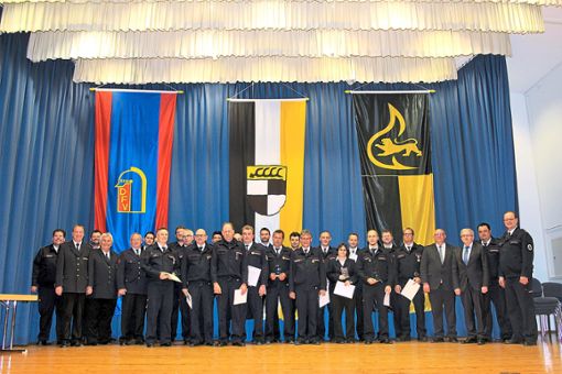 Zahlreiche langjährige und verdiente Mitglieder der Feuerwehr werden in der Versammlung geehrt.  Foto: Breisinger