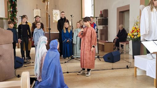 Voll Hingabe erzählten, sangen und spielten die Kinder von den  letzten Tagen im Leben Jesu bis hin zur Auferstehung Foto: Lauble