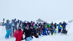 Schramberger Schüler wandern, fahren Ski oder laufen Eis