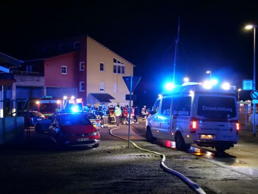 Zum Brand in Dettingen rückte ein Großaufgebot an Einsatzkräften an. Foto: Heidepriem