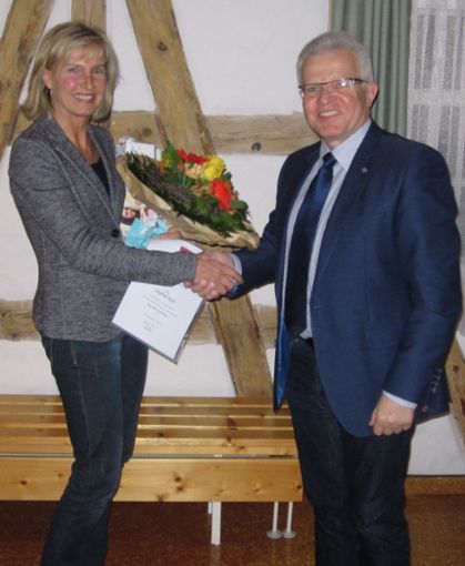 Mit Blumen und einem Händedruck verabschiedet  Bürgermeister Gerhard Reiner Sieglinde Koch.  Foto: Privat Foto: Schwarzwälder Bote