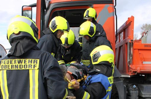 Die Feuerwehrleute packen an, um einem Opfer zu helfen. Foto: Holzer-Rohrer