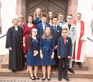 Zehn Jugendliche aus Waldachtal feierten in der Christuskirche in Tumlingen-Hörschweiler das Fest ihrer Konfirmation mit Pfarrerin Heike Hauber (links) und Diakon Ralf Hornberger (rechts).   Foto: Maier