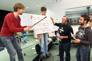 Asylbewerber singen in der Musikhochschule in Trossingen gemeinsam mit Musikstudenten.  Foto: Kästle