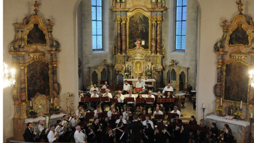 Das große Orchester füllte den Altarraum in der Kirche in Schenkenzell. Foto: Ziechaus