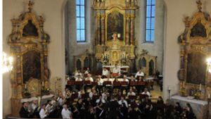 Das große Orchester füllte den Altarraum in der Kirche in Schenkenzell. Foto: Ziechaus