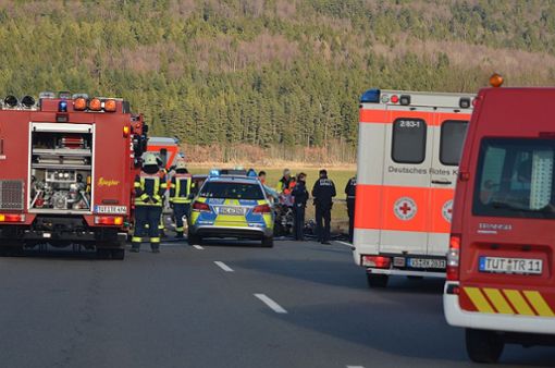 Nach dem schweren Unfall bei Talheim sucht die Polizei Zeugen. Foto: Bartler-Team