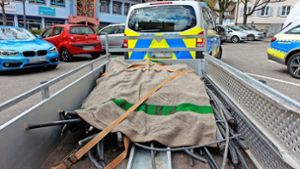 Mit einem Anhänger hat die Polizei die gestohlenen Kupferkabel nach Freudenstadt transportiert. Foto: Beyer