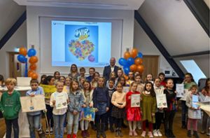 Die teilnehmenden Kinder aus Freudenstadt bekamen bei der Verleihung in der Volksbankfiliale zahlreiche Preise Foto: Volksbank