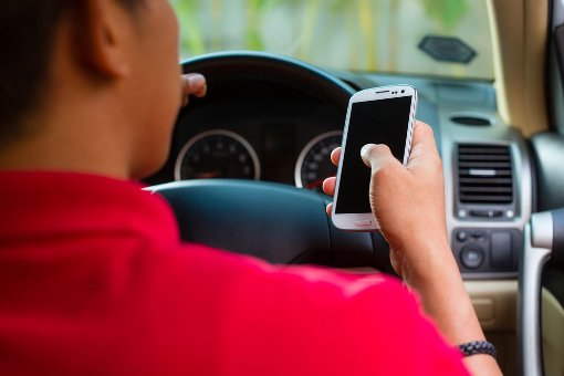 Unter bestimmten Umständen dürfen Autofahrer im Fahrzeug künftig mit dem Handy am Ohr telefonieren. Foto: Kzenon/ Shutterstock
