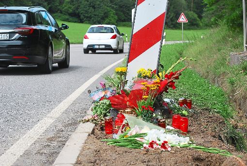 Blumen und Kerzen erinnern auch Monate später an den schweren Unfall nahe Nagold, bei dem im August fünf Menschen aus dem Leben gerissen worden waren. Foto: Bernklau