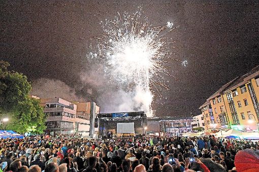 Eine große Geburtstagsfeier zum Stadtjubiläum sollte sie werden, die 12. Schwenninger Kulturnacht – und wurde es: 14.000 Besucher trotzten dem Wetter und verwandelten die Stadt in eine bunte Partymeile. Zur Bildergalerie Foto: Kienzler