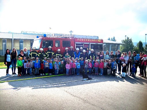 Gerettet: Als die Feuerwehr kam, wurde der Brand gelöscht. Ein spannender Vormittag für die Kindergartenkinder.  Foto: Häuseler Foto: Schwarzwälder-Bote