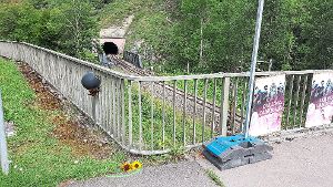 Ein 57-jähriger Radfahrer ist im Rottweiler Neckartal von der Bahnbrücke acht Meter in die Tiefe gestürzt und gestorben. Zum Artikel Foto: Otto