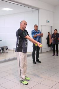 Walter Haselmaier macht mit den Tennisbällen verschiedene Übungen vor. Foto: Schwarzwälder Bote