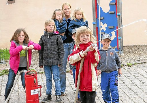 Vor allem die Löschübungen machten den Kindern bei der Feuerwehr Oberiflingen großen Spaß. Foto: Ade Foto: Schwarzwälder-Bote