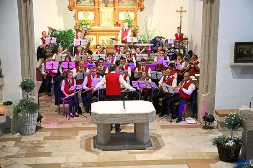 Im violetten Lichtschein lud der Weitinger Musikverein, anlässlich seines 160-jährigen Bestehens, zum Kirchenkonzert  ein. Foto: Feinler Foto: Schwarzwälder Bote