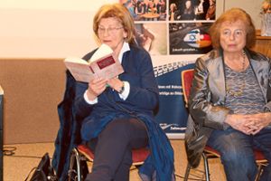 Eva Szepesie (links) und Liesel Binzer berichteten in Bad Teinach-Zavelstein als Zeitzeugen von der Judenverfolgung. Foto: Meinert Foto: Schwarzwälder Bote