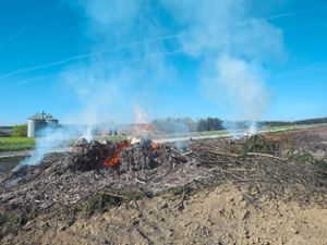 Bei Villingendorf brannte in großer Reisighausen mit Schnittgut. Foto: Hölsch